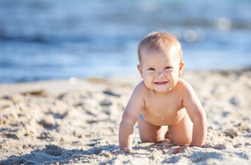 Enfant plage : comment occuper et surveiller votre bambin